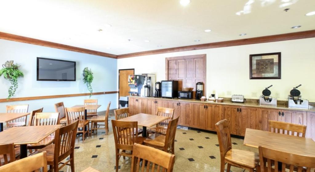 Mountain Inn & Suites Airport - Hendersonville Ngoại thất bức ảnh