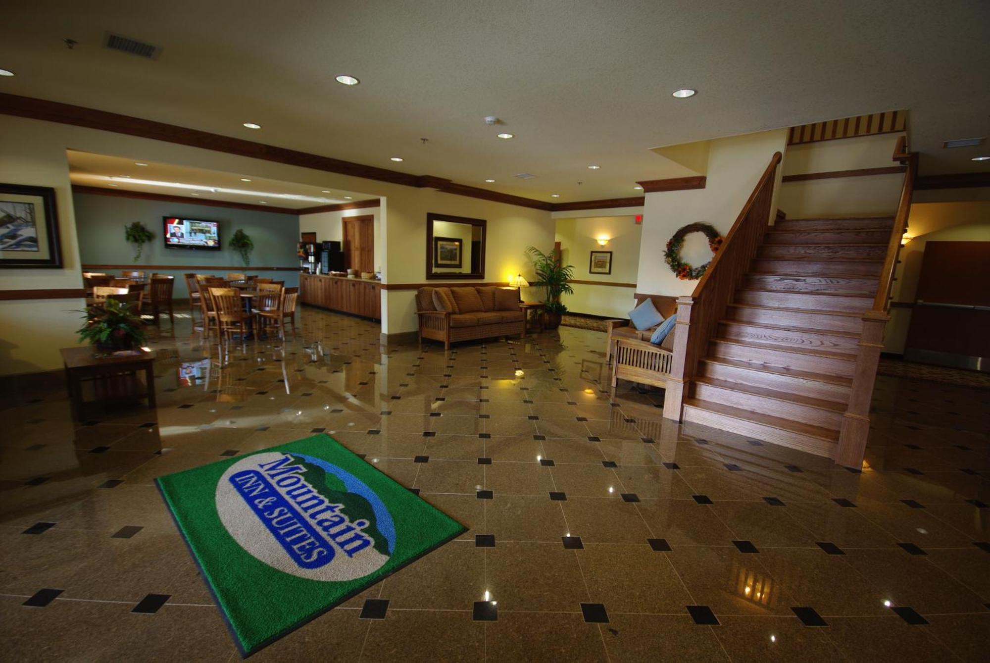 Mountain Inn & Suites Airport - Hendersonville Ngoại thất bức ảnh